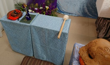 葬儀に同行した院代様のお机です 左端から「にょうばち」ご詠歌道具 左端に木魚のバチです