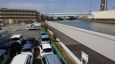 墨田川堤防脇の散歩道