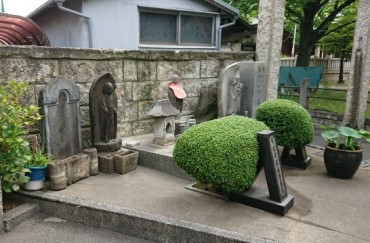 門前の石仏様 写真左下に東洋紡績の社員が奉納した「一体の水鉢と線香立て」が見えます