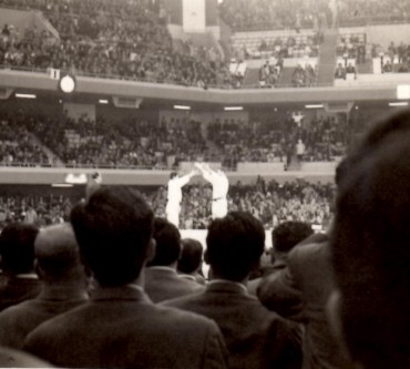 昭和39年1964年10月 私が日本武道館で撮影した神永選手（左）・ヘーシンク選手（右）の試合の模様です 試合後神永選手が堂々と一礼をして握手をしていました