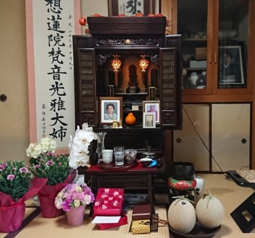 母の日のお仏壇 お寺の中にも家庭用のお仏壇があります 私どもの家庭のお仏壇は大きいものではありません