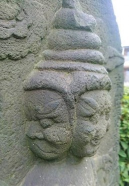 本堂前の庚申塔のお顔です 江戸時代に巣鴨の石工さんが作ったらしいです 