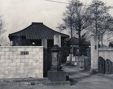 昭和34年1959年ごろです 左のブロック塀の新設以外は戦前のままです 六地蔵塔は公道上にあります 現在は境内地内にあります