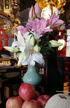 大壇の脇机の右の供花です　新潟県村上市のユリだそうです　あまりに花が大きいので3輪の大きさを測定してみました 28、26、26cmでした ご本尊様前の前机もユリの供花があります