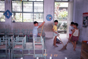 学会の遠足時の小学校見学 日本と同様に生徒さんが掃除をしていました