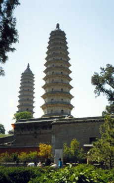 双塔寺:永祚寺 太原のシンボル 高さ50m 階段での登ることができます もちろん登りませんでした