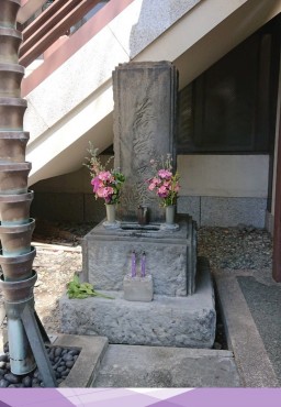 浄閑寺本堂ちかくの若紫の墓所です49日忌に建立されたと聞きました