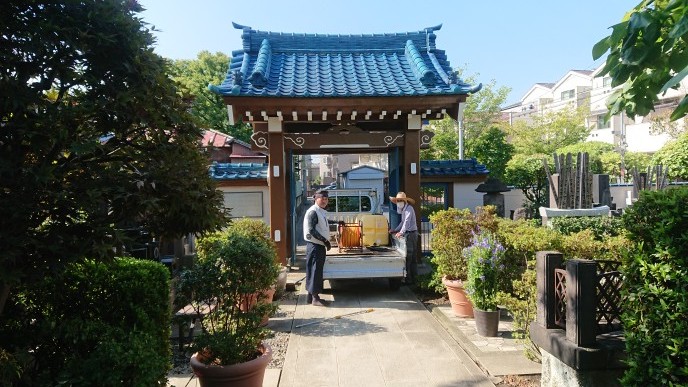 今朝の樹木消毒 マコト造園土木の職人さんと墓地の清掃担当さんが写っています