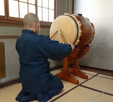 パワフル法楽太鼓です お檀家らの布施：寄付品です 滅罪寺（＝お葬式をすることが中心の寺）としては大きいです 