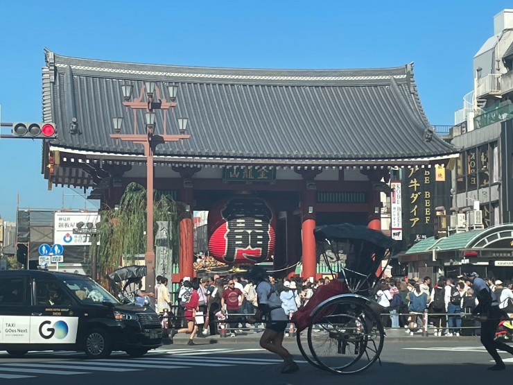 ちょっと前の浅草寺です とても外国の皆さんが来ています 外国人でもお賽銭を奉納しています アジア系の外国人の皆さんはお祈り時間が長いです