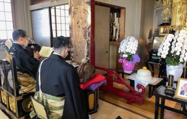 私（左）の手に持っているが福性寺版の「朝暮勤行法則」です 懴悔の文 開経の偈 光明真言が書かれています