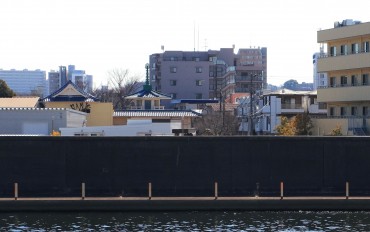 梶原の渡し跡 土手に接する土が高くなり川面を見ることができます 堤防の上には左から三ツ輪ホールディングス 福性寺客殿と本堂 サニーライフ王子が見えます