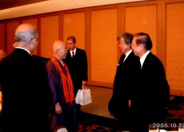 田久保周譽師27回忌の後席（椿山荘）で福性寺檀徒総代様と談笑する信譽猊下