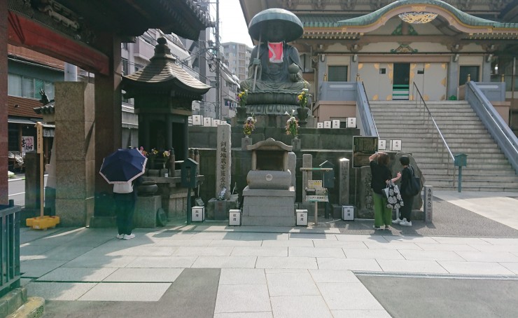 巣鴨駅前眞性寺の六地蔵様