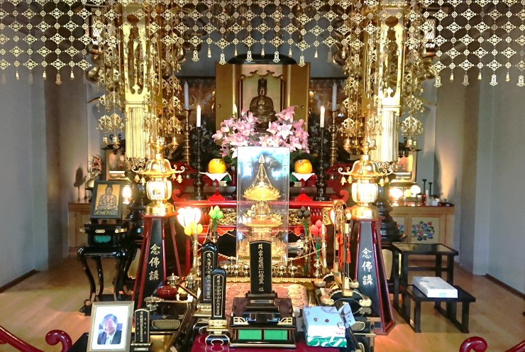 今朝のご本尊様 ご本尊様のお茶は向かって左の大きなミカン（晩白柚）の右に半分だけ見えます
