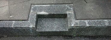 住職はケチですから檀家様や通行の皆様に危険がない場合には小修理の連続です