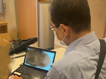 訪問2軒目 お檀家のすぐ隣に座ります 説明をゆっくりします お檀家が何か言うのを待ちます あっという間に1時間が過ぎます
