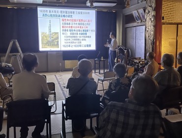 本堂での講演です ご本尊様如来様の前ですから「適当なこと」「嘘」「過度な冗談」は言うことができません 不綺語 不妄語です