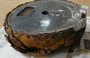 ご本尊様の蓮台 蓮弁がかけています