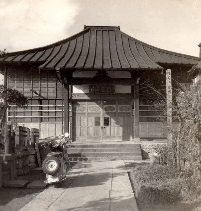 1925年(大正14年)頃完成　1957年(昭和32年)頃撮影1962年までの本堂　関東大震災後から1962年までの福性寺本堂　スクーターのナンバーは4545です 