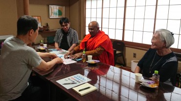 福性寺客殿 窓を変えていました 蚊が迷い込んできましたので・・・ちょっとこまりました サンガラタナ師の前ですから 無臭の蚊取り線香をつけました