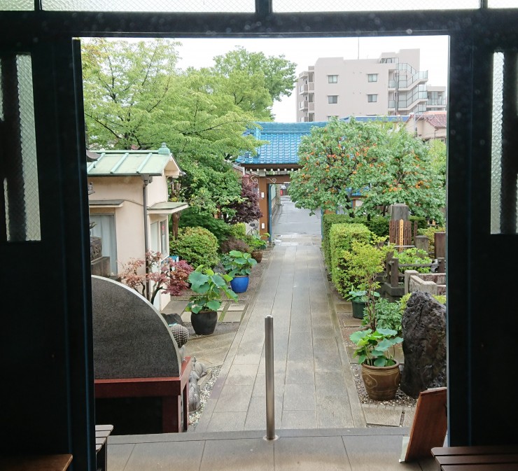 ご本尊様がご覧になっている景色 中央参道 山門まで植栽があります 
