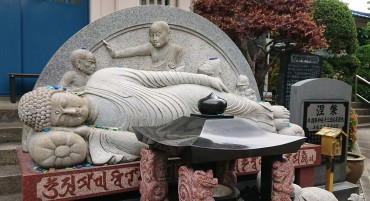 福性寺の釈尊(ブッダ) お線香よりも宝石（ガラスです）が似あうらしい 春日部市西宝珠花の大王寺様でも5月に新たな涅槃仏様の入仏式が行われたらしい　出かけて報告します