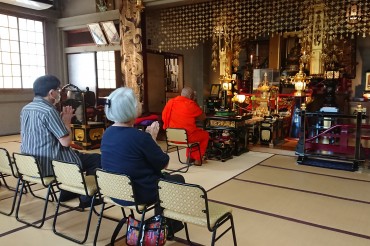 最初にサンガラタナ師のご希望によりご本尊様にに挨拶に挨拶