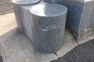山門前駐車場のベンチ どなたかの軽自動車がこすってしまったようです