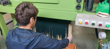 お線香製造 こねて粘土状になった塊を押し出し機で押し出しています