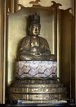 臨時の蓮台上のご本尊様 修理中の蓮台の蓮弁を除いた大きさです
