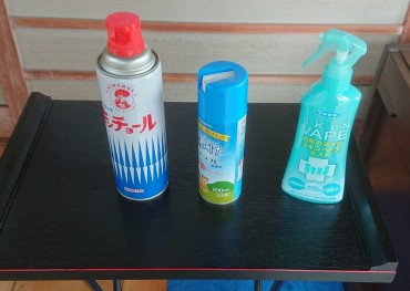本堂玄関の防虫スプレーをご使用ください