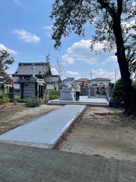 本堂近くから参道があります お供物をお供えしています