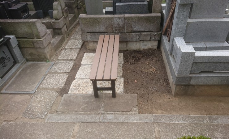 墓地を移動していだきベンチスペースを作りました 座ることや合掌時の手荷物置き場です 11カ所にベンチがあります 