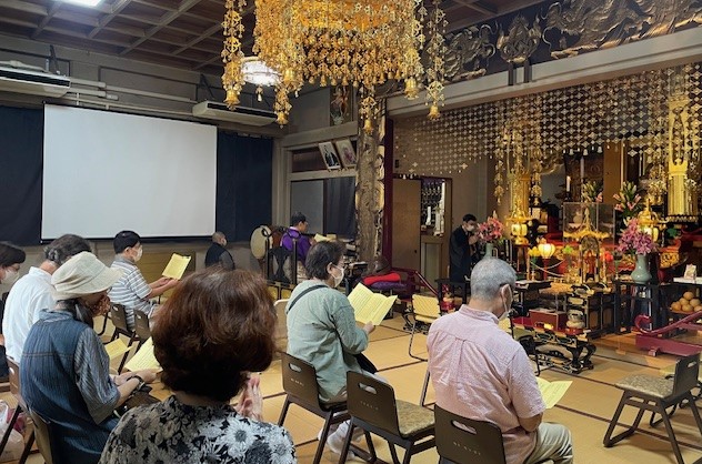彼岸の入りの日の読経会 遠くに住職 その左に院代 住職の右に副住職（マスク）