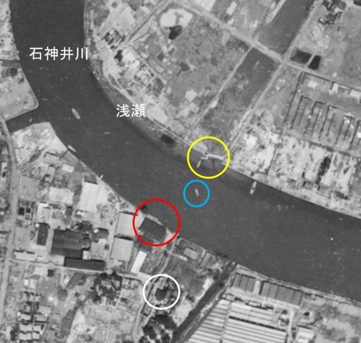 占領下の米軍による航空写真 昭和22年（1947年）隅田川のカーブの内側では浅間淵から下流に浅瀬が続いています 石神井川からの土砂が堆積していたと思われます 宮城側の発着場が浅瀬に伸び堀船側の渡船場は長方形で川と平行 渡し船があります （国土地理院航空写真、昭和22年、19470724USA-M380-131）（出典：国土地理院ウェブサイト）