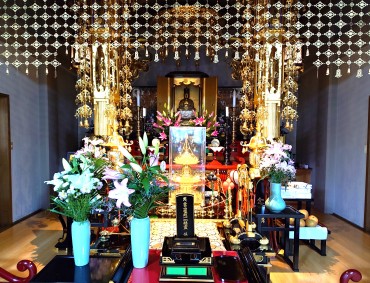 昨日26日のご本尊様です　ご本尊様に花束と大阪からお土産＝お供物を奉納いただきました