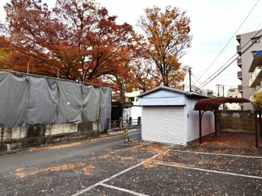 福性寺駐車場の落ち葉 白山神社 社務所を更地にしています