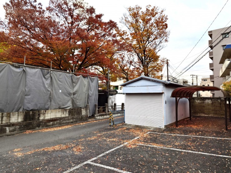 福性寺駐車場の落ち葉 白山神社 社務所を更地にしています