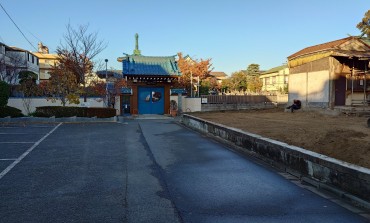 昨日夕方の福性寺 閉門後 参道左の白山神社の社務所が更地となりました 江戸時代は神仏習合で福性寺の掛持ちでした