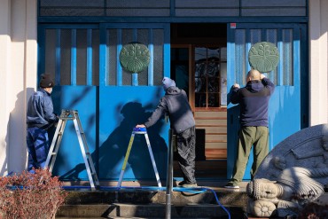 本堂玄関の鉄製の戸の清掃 そろそろ塗り替えが必要なようです