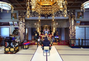 団笠間と朝の読経 旅行に出かけるのでご主人様やご両親様に安全を祈願しいるのでしょうか