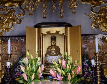 ご本尊大日如来様 左右の上には飛天 厨子の両脇には曼荼羅