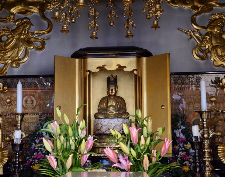 ご本尊大日如来様 左右の上には飛天 厨子の両脇には曼荼羅