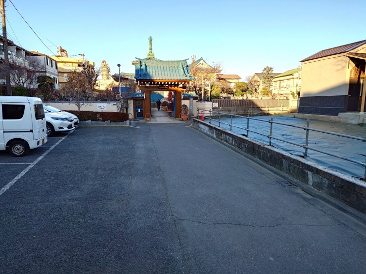 昨日の夕方撮影 左の白山神社の社務所が空き地となり防草シートがはってあります