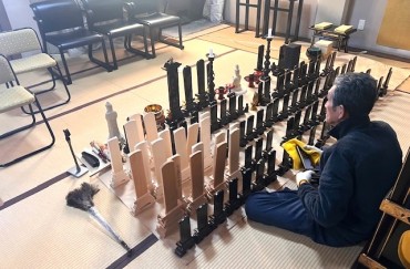 位牌壇から全てのお位牌をおろしてクリーニングします