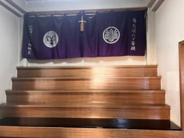 全てのお位牌をおろした後の位牌壇です こちらも清掃します