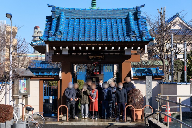 山門清掃後の記念写真（福性寺専属カメラマン：高校生撮影）