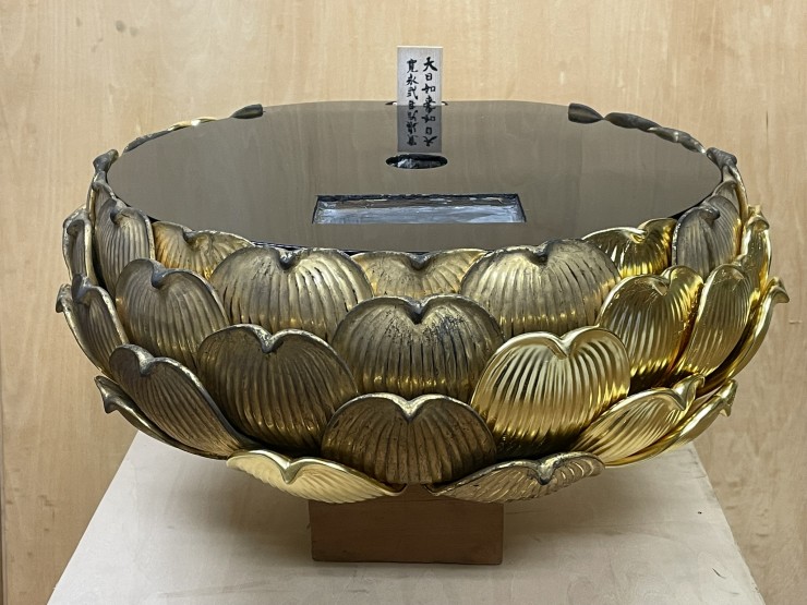 修理の完成したご本尊様専用の蓮台です