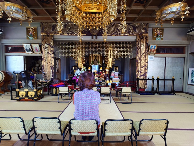 令和8年2026年1月5日朝の読経前 内陣左右の壁の上段には雲中菩薩様 その下に左から上東野照良師と鳥居愼譽猊下 右に田久保周誉師 周譽師の下に横書きで「即身成仏 密厳国土」 